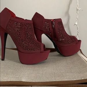 Burgundy heels detail!